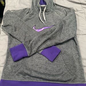 Ladies Nike Therma fit hoodie sz Med but fits like a Sm. Excellent condition.